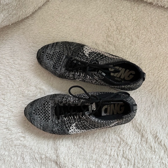 Nike Fly Knit Racer Oreo 7.5 *Rare* - Picture 5 of 5